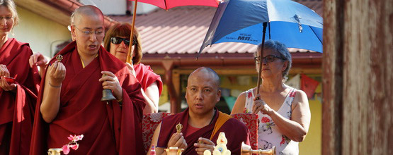 Czcigodny Sangter Rinpocze prowadzi ceremonię otwarcia bram odosobnienia 