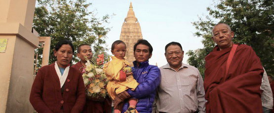 Jangsi Tenga Rinpocze z rodzicami i ekipą poszukiwawczą