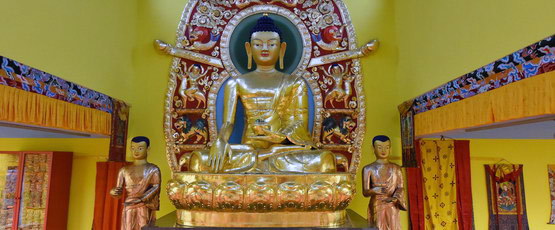 Budda Siakjamuni i uczniowie (posągi w świątyni w Grabniku)
