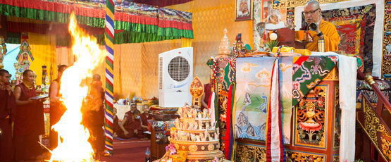 Drubłang Sangje Njenpa Rinpocze udziela przekazu Njingthik Ja Szi w klasztorze Bencien w Katmandu