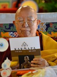 Kjabdzie Tenga Rinpocze prezentuje okolicznościowe wydanie książki "Karmapa 900"
