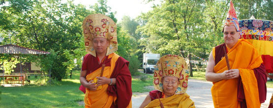Tenga Rinpocze (pośrodku), po lewej Sangter Rinpocze, po prawej Lama Rinczen