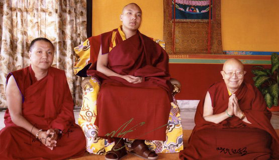 Od lewej: Jego Eminencja Drubłang Sangje Njenpa Rinpocze, Jego Świątobliwość XVII Karmapa Ogjen Trinle Dordże, III Kjabdzie Tenga Rinpocze