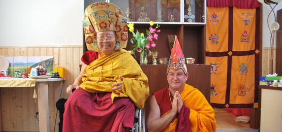 Lama Rinczen u stóp swego Nauczyciela, Czcigodnego Kjabdzie Tengi Rinpoczego