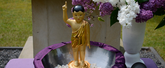 Posąg przedstawiający Buddę zaraz po narodzinach
