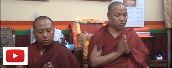 Odejście Kjabdzie Tengi Rinpoczego - wideo. Od lewej: Sangter Tulku Rinpocze i Drubłang Sangje Njenpa Rinpocze